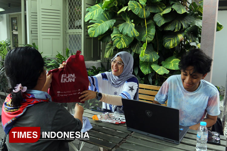 Suasana pengambilan racepack TIMES Indonesia Fun Run di La Regina Malang pada Sabtu (27/9/2025). (Foto: Tria Adha/TIMES Indonesia)