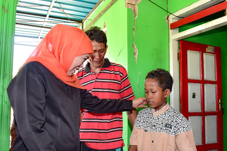 Gubernur-Khofifah-bantuan-korban-gempa-2.jpg