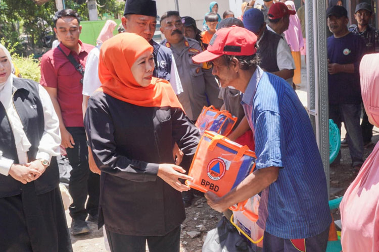 Gubernur Khofifah saat menyerahkan bantuan kepada warga terdampak gempa di Desa Sumberwaru Situbondo, Sabtu (27/9/2025). (FOTO: Dok. Humas Pemprov Jatim)