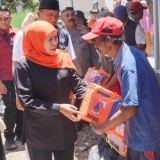 Gubernur Khofifah Serahkan Bantuan bagi Warga Terdampak Gempa Situbondo, Tekankan Pentingnya Desa Tangguh Bencana