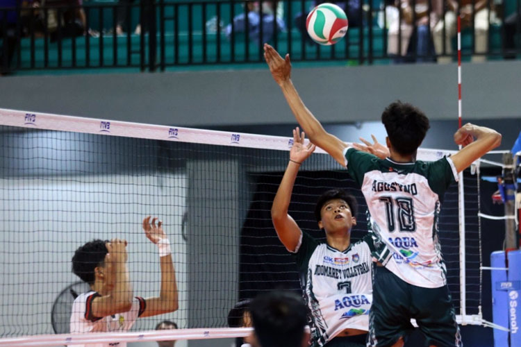 Indomaret (kanan) butuh satu kemenangan lagi untuk ke final four setelah hari ini mengalahkan Pasundan di Livoli Divisi Utama 2025. (Foto: PBVSI)
