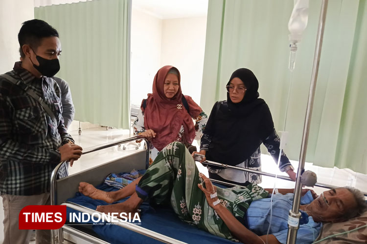 Kapus Banjar II bersama stafnya mengunjungi Dede, pasien yang viral di Neglasari usai mendapatkan penolakan ambulans. (Foto: Susi/TIMES Indonesia)