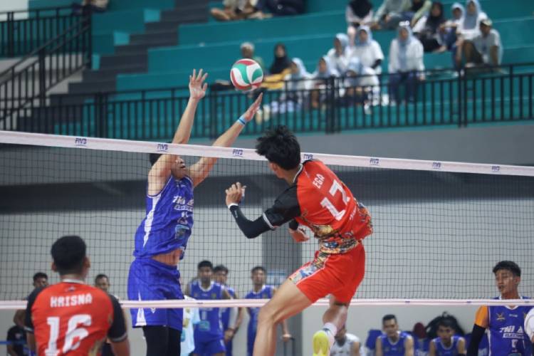 Samator  (merah) tumbangkan TNI AU Electric dan Indomaret lolos ke babak final four Livoli Divisi Utama 2025. (Foto:PBVSI)