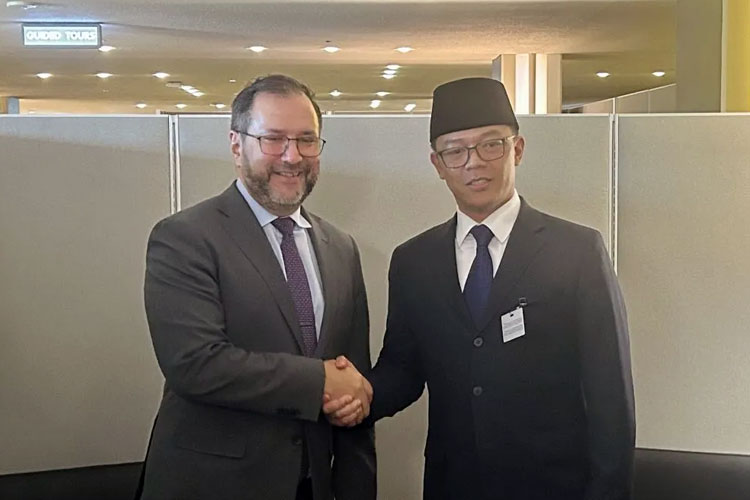 Menlu Sugiono dan Menlu Venezuela Yvan Gil Pinto berjabat tangan dalam pertemuan bilateral yang berlangsung di sela-sela Sidang Majelis Umum ke-80 PBB di New York, Amerika Serikatt, Jumat (26/9/2025). (FOTO: ANTARA/Kuntum Riswan)