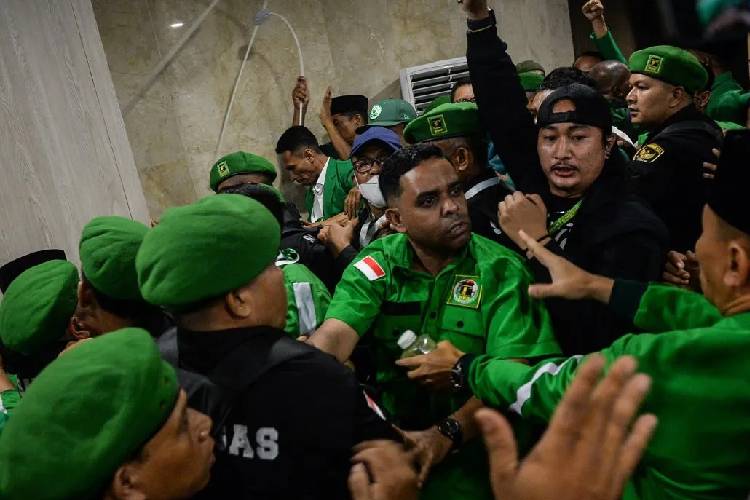 Sejumlah kader Partai Persatuan Pembangunan (PPP) bersitegang saat terjadi kericuhan usai pembukaan Muktamar ke-10 PPP di Jakarta, Sabtu (27/9/2025). (ANTARA FOTO/Putra M. Akbar/bar)