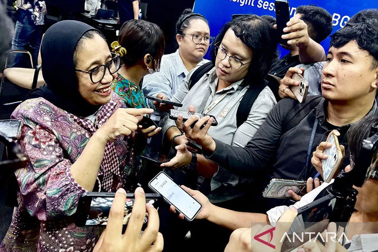 Wakil Kepala Badan Gizi Nasional (BGN) Nanik S. Deyang (kiri) menjawab pertanyaan wartawan saat ditemui selepas jumpa pers di Kantor BGN, Jakarta, Jumat (26/9/2025). (FOTO: ANTARA/Genta Tenri Mawangi/aa)