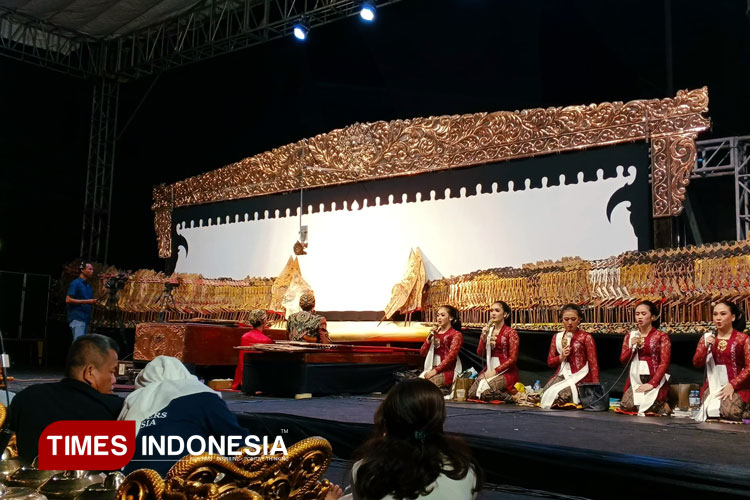 Pagelaran wayang kulit yang bertajuk Baladewa Mbangun Praja, dalam acara Dies Natalis Unesa ke-61. Jum'at (26/9/2025) malam. (Foto: Luluk Listiani/TIMES Indonesia)