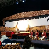 Tak Lekang Zaman, Puluhan Mahasiswa Unesa Padati Pertunjukan Wayang Kulit