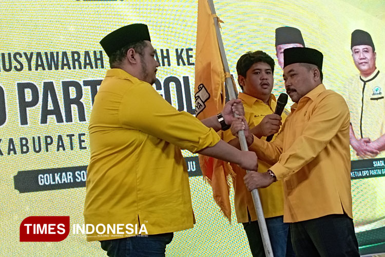 Pataka bendera Partai Golkar diserahkan fungsionaris Pengurus DPD Partai Golkar Jatim kepada Sudarman, setelah ditetapkan terpilih Ketua DPD Partai Golkar Kabupaten Malang periode 2025-2030, Sabtu (27/9/2025). (Foto: Amin/TIMES Indonesia)