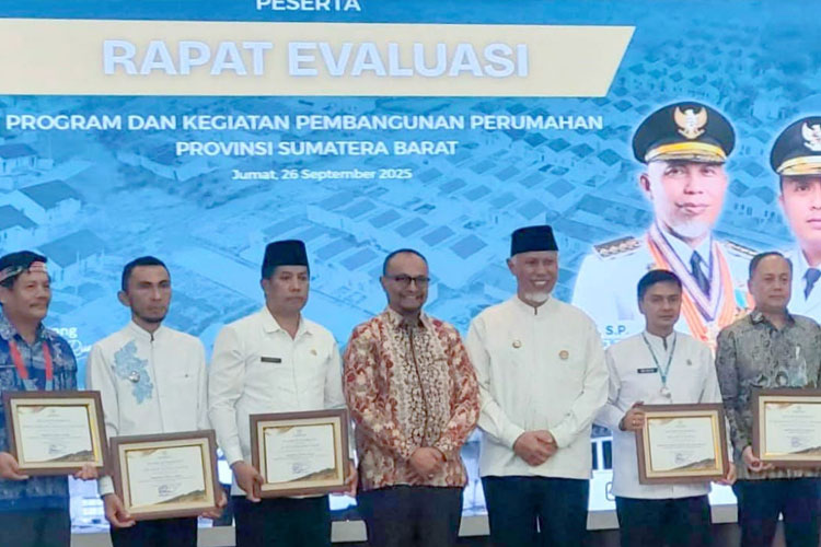 Padang Raih Penghargaan Nasional, Terbanyak Berikan PBG Gratis bagi Warga MBR