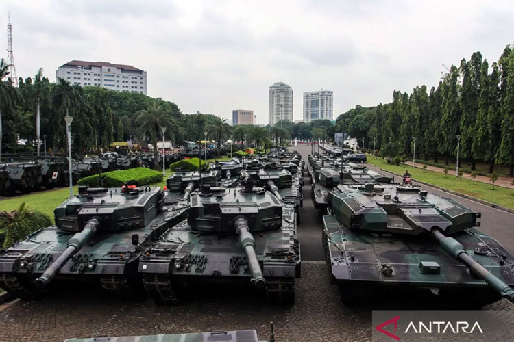 Kendaraan tempur jenis Tank Leopard 2RI milik TNI terparkir di kawasan Monas, Jakarta, Kamis (18/9/2025). (Foto: Antara)