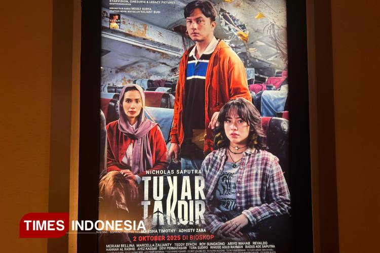 Poster Film Tukar Takdir di XXI Tunjungan Plaza Surabaya, Sabtu (27/9/2025).(Foto : Lely Yuana/TIMES Indonesia)