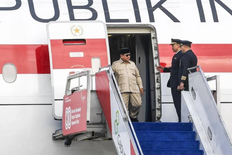 Presiden Prabowo Subianto tiba di Pangkalan Udara TNI AU Halim Perdanakusuma, Jakarta, Sabtu (27/9/2025).  (ANTARA FOTO/GALIH PRADIPTA)