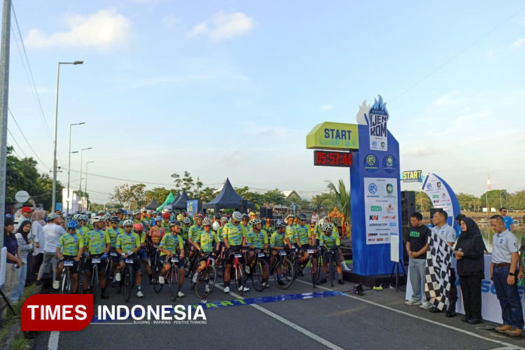 Ratusan pembalap sepeda Banyuwangi Blue Fire Ijen KOM 2025 bersiap melakukan start di Pantai Boom Marina. (FOTO: Ikromil Aufa/TIMES Indonesia)