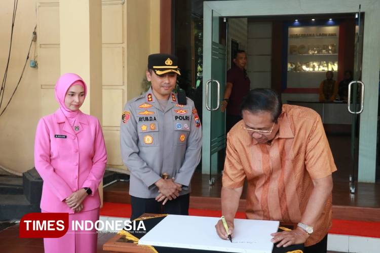 SBY menandatangani prasasti kolaborasi demi kemajuan dan keamanan di Mapolres Pacitan. (FOTO: Yusuf Arifai/TIMES Indonesia)