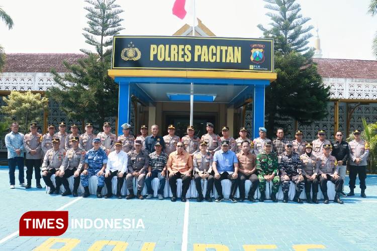 SBY-menandatangani-prasasti-kolaborasi-b.jpg