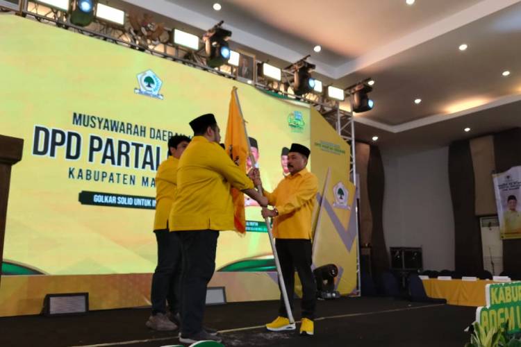 Fajar Ridwan Hisyam Wakil Sekretaris DPD Golkar Jawa Timur saat menyerahkan Pataka bendera Partai Golkar Kepada Sudarman Ketua DPD Golkar Kabupaten Malang periode 2025-2030 , Di Hotel BeSS Resort & Waterpark Lawang Kabupaten Malang.