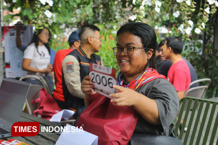 Para peserta disabilitas saat mengambil race pack dalam TIMES Indonesia Fun Run 2025, sabtu (27/9/2025). (Foto: Tria Adha/TIMES Indonesia)