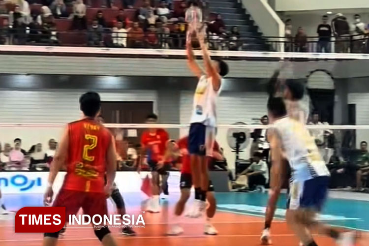 TNI AU Electric (putih) memastikan satu tiket ke final four Livoli Divisi Utama 2025. (Foto:Marhaban/TIMES Indonesia)