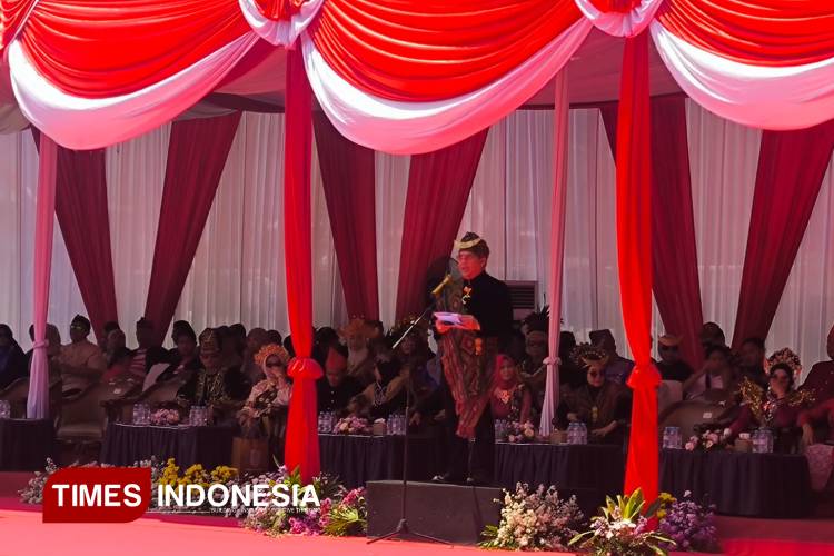 Wali Kota Probolinggo saat memberikan sambutan dalam Pawai Budaya Hari Jadi ke -666 (Foto: Sri Hartini/TIMES Indonesia)