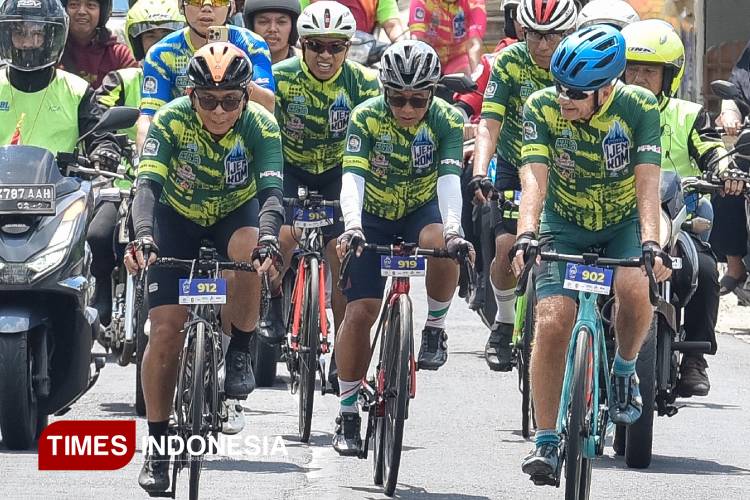 Tengah, mantan Bos Pertamina Dwi Soetjipto, sukses taklukkan tanjakan neraka Banyuwangi Blue Fire Ijen KOM 2025. (Foto: Fazar Dimas/TIMES Indonesia).