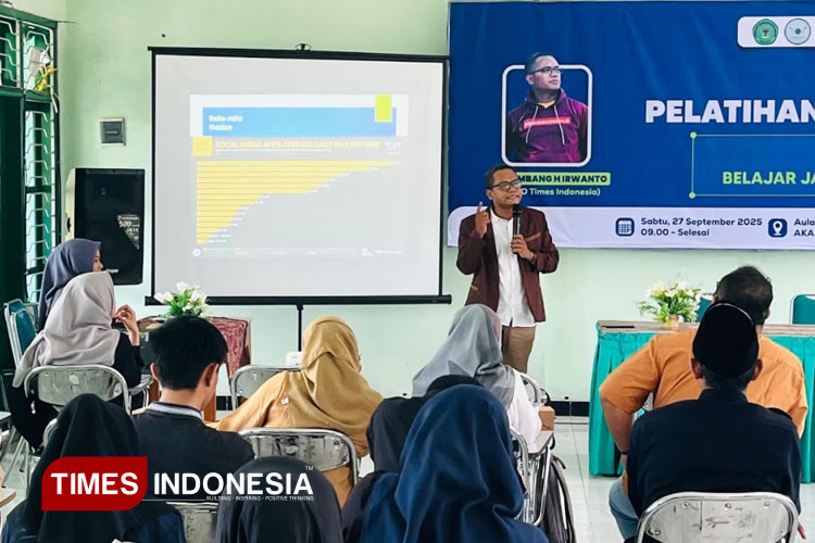 Editor TIMES Indonesia, Bambang H. Irwanto saat menjadi narasumber pelatihan menulis di Akafarma Sunan Giri Ponorogo. (Foto: Aditya Candra/TIMES Indonesia)