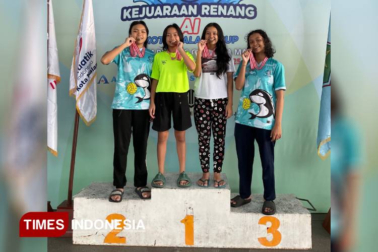 Tim estafet putri dari klub Orcinus Orca menunjukkan medali yang berhasil diraih pada Kejuaraan Renang AI Kota Malang Cup 2025, hari pertama di Kolam Renang Gajayana. (Foto: Najwa Dewi/TIMES Indonesia)