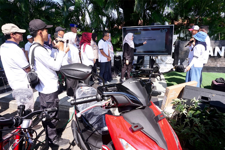 Bupati Banyuwangi, Ipuk Fiestiandani saat memberikan hadiah kepada para pemenang Sipundiwangi. (Foto: Humas Pemkab Banyuwangi for TIMES Indonesia)