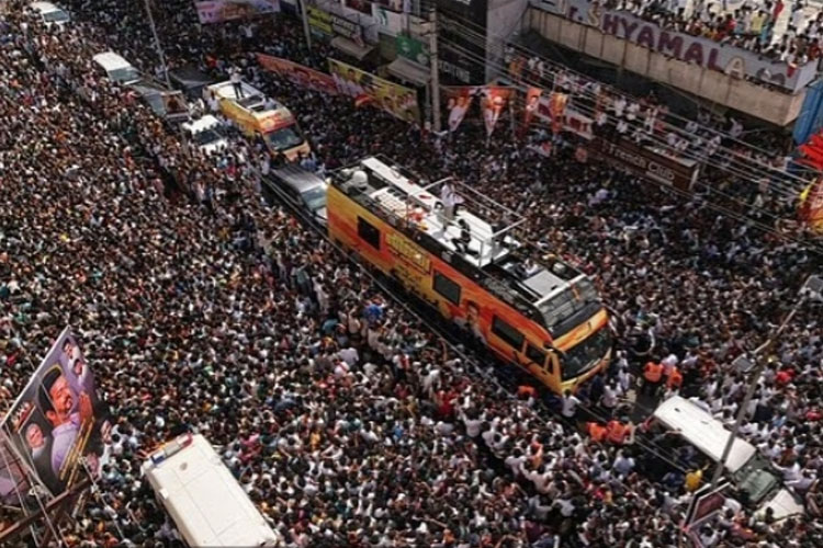Puluhan ribu massa yang berjubel di distrik Karur, negara bagian Tamil Nadu, India selatan. (FOTO: Daily Mail)