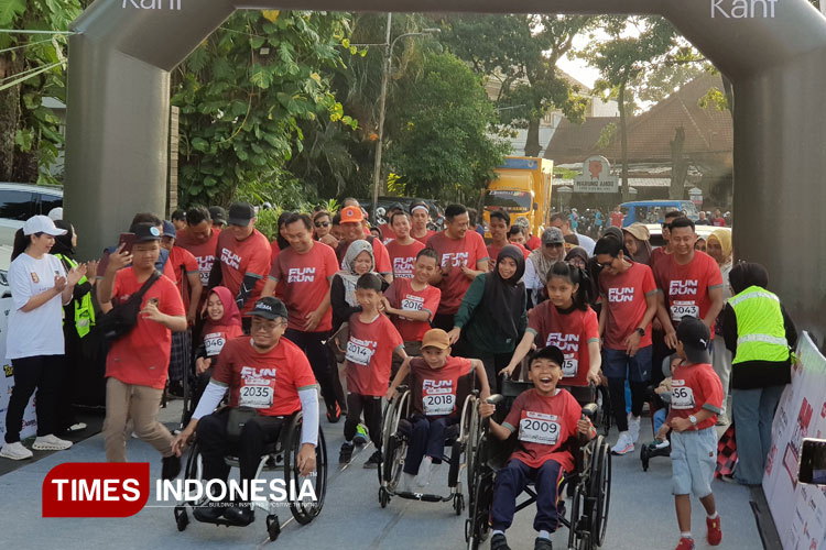 Pemberangkatan Fun Run TIMES Indonesia 2025 untuk kategori umum dan disabilitas di halaman The Shalimar Boutique Hotel Malang, Minggu (28/9/2025). (Foto: Aditya Hendra/TIMES Indonesia)