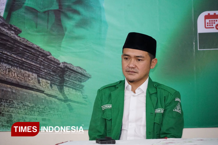 Ketua GP Ansor Kabupaten Malang, H. Fatkhurrozi, menyatakan sikapnya atas pengeroyokan anggota Banser di Tangerang. (Foto: Amin/TIMES Indonesia)