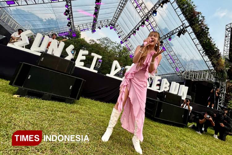 Ghea Indrawari bawakan lagu Jiwa Yang Bersedih yang membius penonton di Kebun Raya Purwodadi. (foto: Zisti Shinta/TIMES Indonesia)