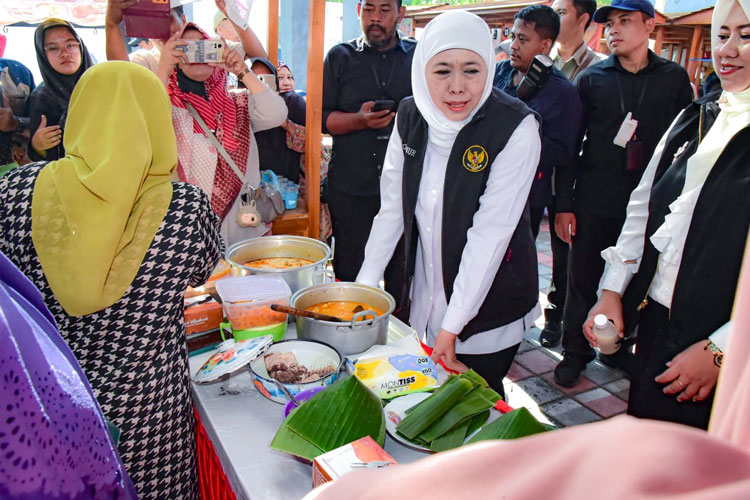 Gubernur Khofifah saat agenda Pasar Murah Pemprov Jatim di Balai Desa Trigonco, Kecamatan Asembagus, Kabupaten Situbondo, Sabtu (27/9/2025).(FOTO: Humas Pemprov Jatim for TIMES Indonesia)