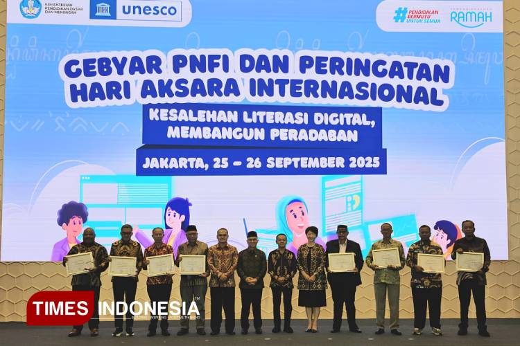 Kepala Bidang PAUD Dinas Pendidikan Kabupaten Jember, Muhammad Ghozali, saat menerima penghargaan pada peringatan HAI 2025. (Foto : M. Abdul Basid / TIMES Indonesia)