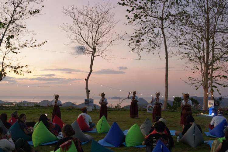 Suasana senja di cara Weekend At Parapuar dengan tampilan seni tari lokal. (Foto : BPLOBF For TIMES Indonesia)
