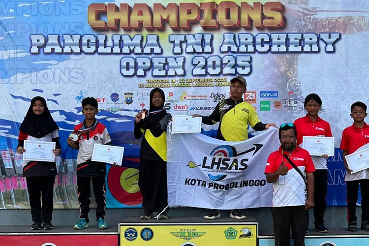 Atlet Perpani Kota Probolinggo berhasil raih medali dalam Lomba Panahan Panglima TNI Cup 2025. (Foto: Perpani Kota Probolinggo For TIMES Indonesia)