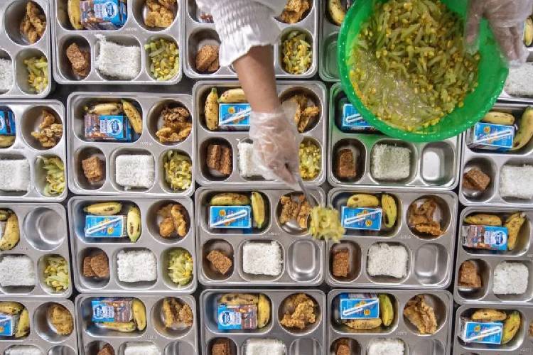 Petugas menata paket makanan bergizi gratis (MBG) di dapur Satuan Pelayanan Pemenuhan Gizi (SPPG) Ilir Barat (IB) II Palembang, Sumatera Selatan, Selasa (15/4/2025). (ANTARA FOTO/Nova Wahyudi)