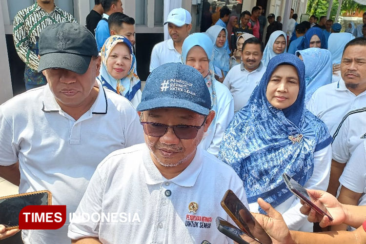 Mendikdasmen Abdul Mu’ti didampingi Bupati Majalengka, H Eman Suherman. (FOTO: Jaja Sumarja/TIMES Indonesia)