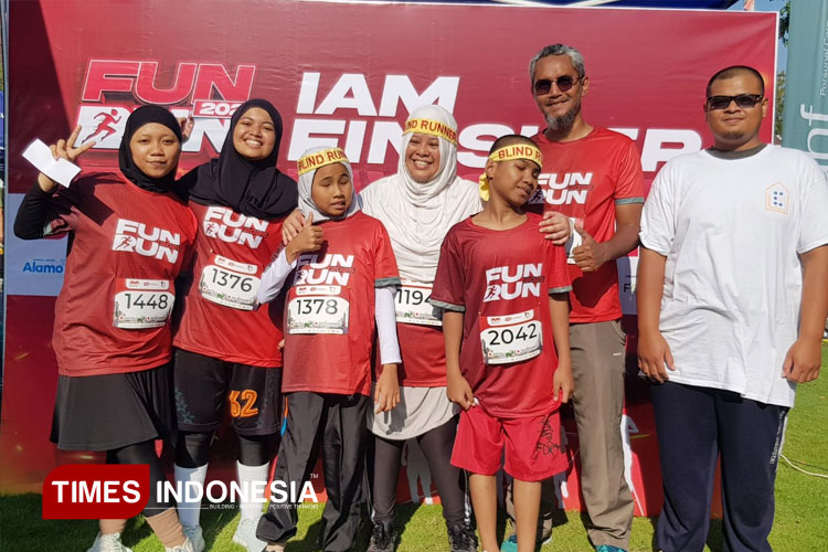 Haula bersama dengan teman dan guru dari Yayasan Hikmah Mata Hati saat mengikuti TIMES Indonesia Fun Run 2025, Minggu (28/9/2025). (Foto: Achmad Fikyansyah/TIMES Indonesia)