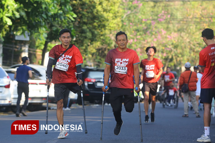Para penyandang disabilitas saat mengikuti TIMES Indonesia Fun Run 2025 di Kota Malang, Minggu (28/9/2025). (Foto: Tria Adha/TIMES Indonesia)