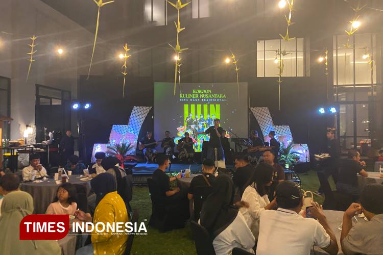 Turis-mancanegara-nari-bersama-Gandrung-di-Kokoon-Kuliner-Nusantara-b.jpg