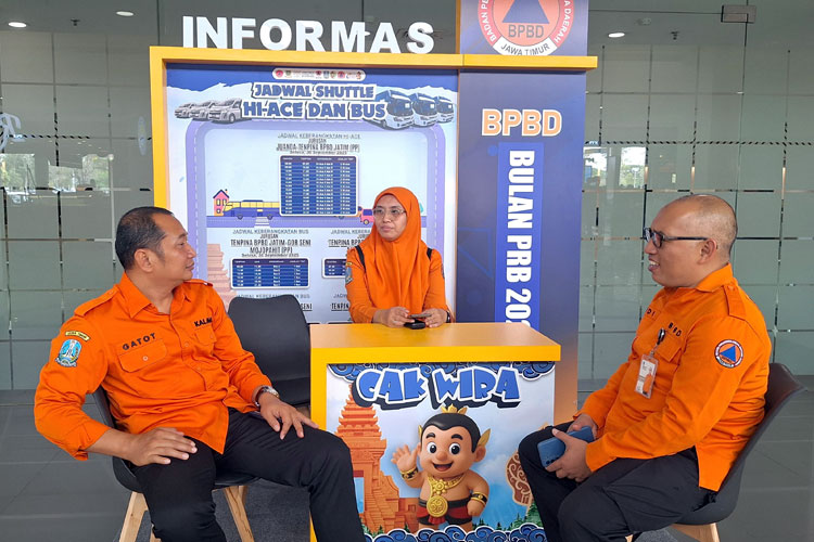 Menjelang H-1 pelaksanaan Bulan PRB, Senin (29/9/2025), Kalaksa BPBD Jatim, Gatot Soebroto melakukan pengecekan kesiapan Both Informasi Bulan PRB yang ada di area kedatangan 1A dan 1B Bandara Juanda. (Foto: Dok.BPBD Jatim)