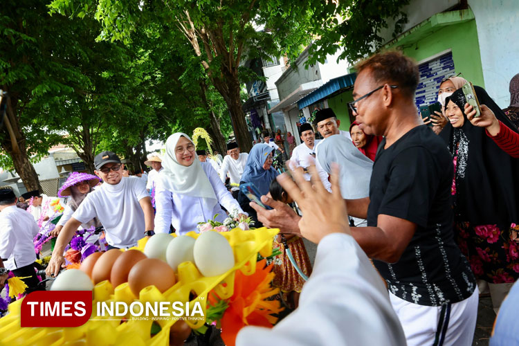 Bupati Banyuwangi, Ipuk Fiestiandani saat mengikuti kirab ribuan endhog-endhogan. (Foto: Humas Pemkab for TIMES Indonesia)