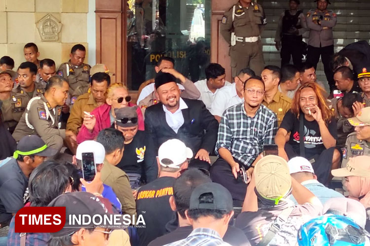 Bupati Gresik Fandi Akhmad Yani (Kiri) bersama Comdev PT BKMS pengelola JIIPE Yudi Darjanto (Kanan) saat menemui masyarakat saat menyampaikan aspirasi di Halaman Pemkab Gresik. (Foto: Akmal/TIMES Indonesia)
