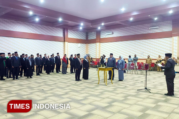 Bupati Pulau Morotai Rusli Sibua, M.Si, saat melantik pejabat eselon III-IV, Senin (29/9/2025). (Foto: Abdul H Husain/TIMES Indonesia).