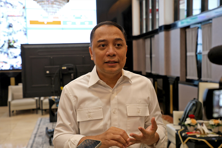 Wali Kota Surabaya Eri Cahyadi saat memberikan keterangan usai mengikuti Rakor bersama Mendagri secara online. (Foto: Humas Pemkot Surabaya)