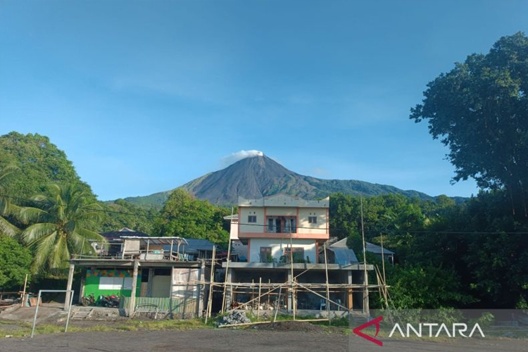 Gunung Karangetang di Pulau Siau, Kabupaten Kepulauan Sitaro. (Foto: Antara/Karel A Polakitan