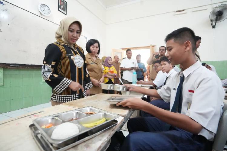 Wali Kota Mojokerto, Ika Puspitasari pada saat meninjau pelaksanaan program MBG di Kota Mojokerto, Senin (29/9/2025). (Foto: Dok. TIMES Indonesia)