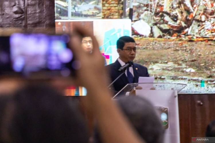 Kepala BNPB Letjen TNI Suharyanto memberikan paparan pada kegiatan The 3rd International Conference on Disaster Mitigation and Management (ICDMM) 2025 di Padang, Senin (29/9/2025). (FOTO: ANTARA/Muhammad Zulfikar)