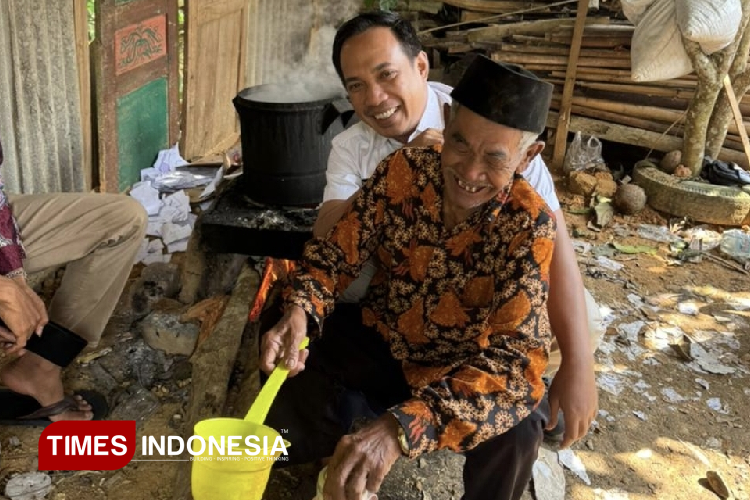 Ketua DPRD Pacitan Arif Setia Budi saat berbincang dengan masyarakat tampak akrab sembari serap aspirasi (Foto: Rojihan/TIMES Indonesia)